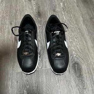 Black/white cortez